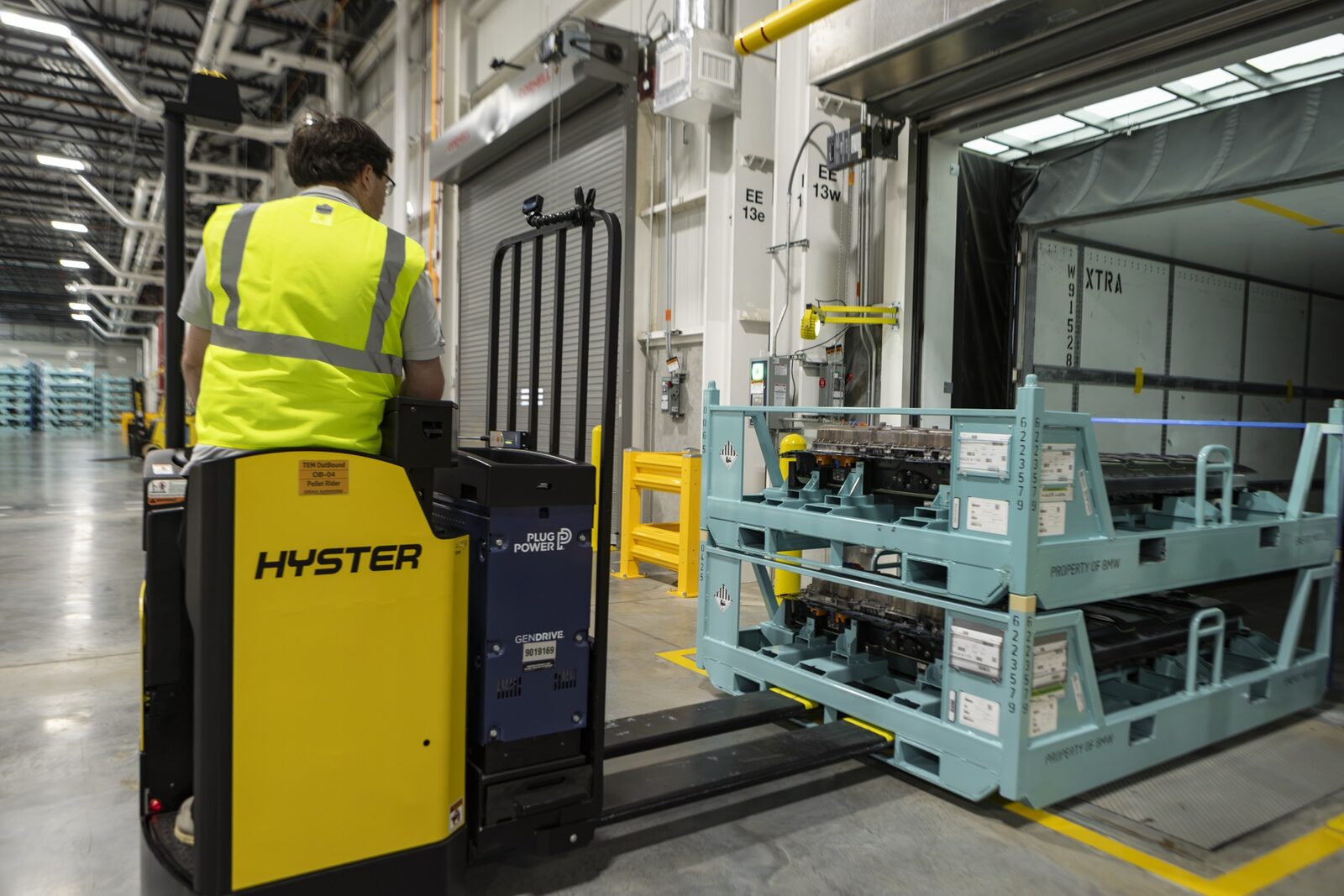 Vätgasdriven truck lastar färdiga högvoltsbatterier på lastbil vid Plant Woodruff