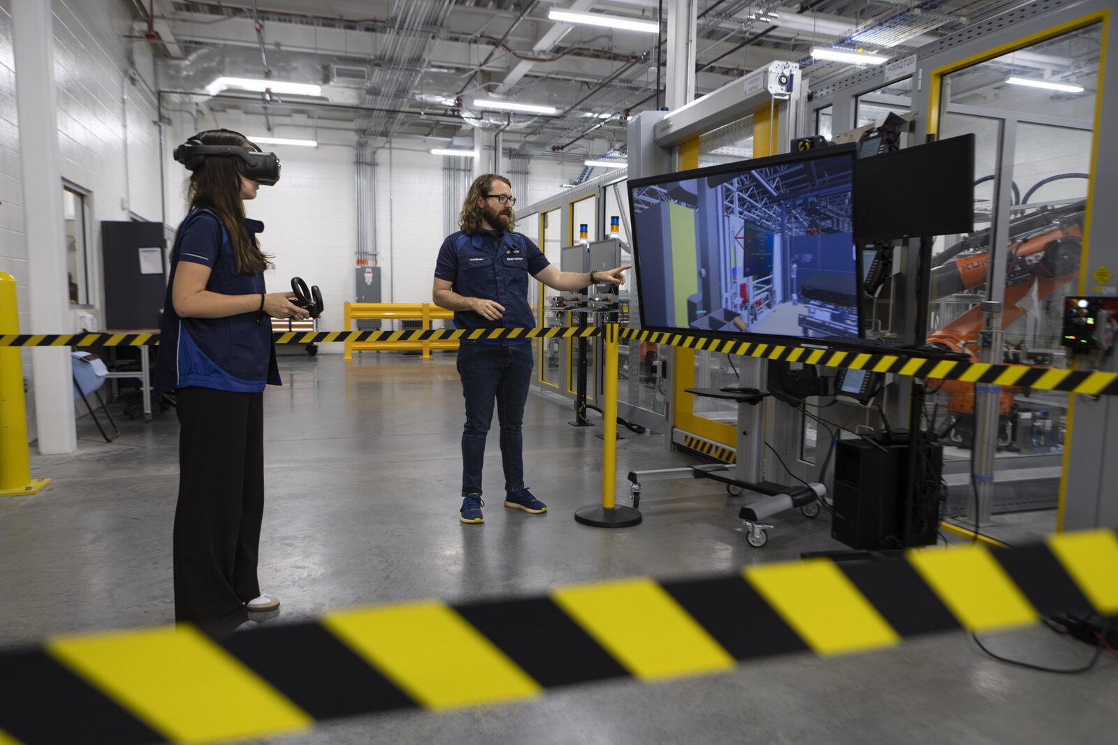 Medarbetare tränar med VR-glasögon i en virtuell kopia av batterifabriken