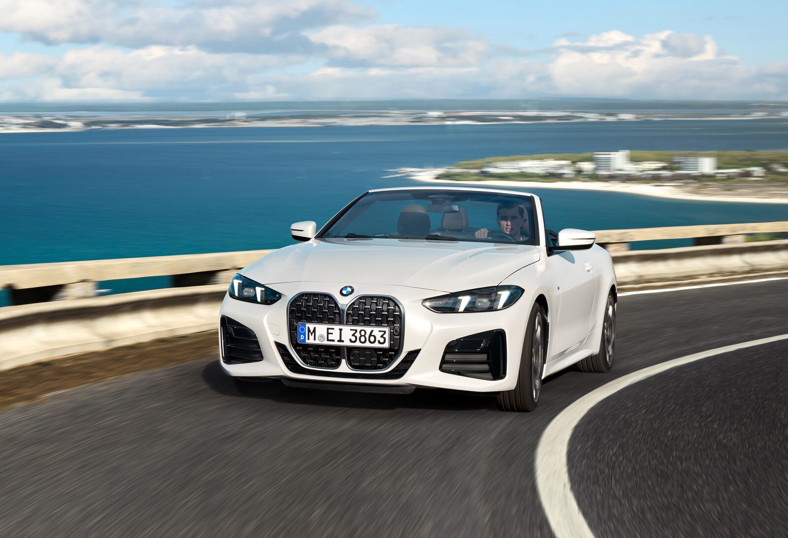 BMW 4-serie Cabriolet i trekvartsvy framifrån på kustväg