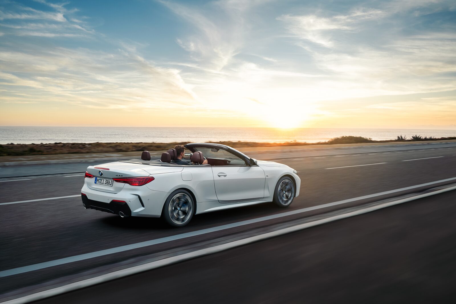 BMW 4-serie Cabriolet bakifrån med nedfällt tak i solnedgång