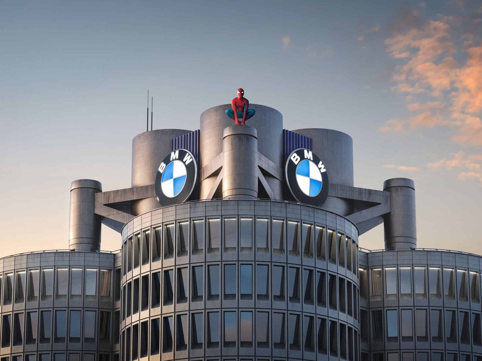 Spider-Man sittande högst upp på BMW:s fyrcylinderhus i München