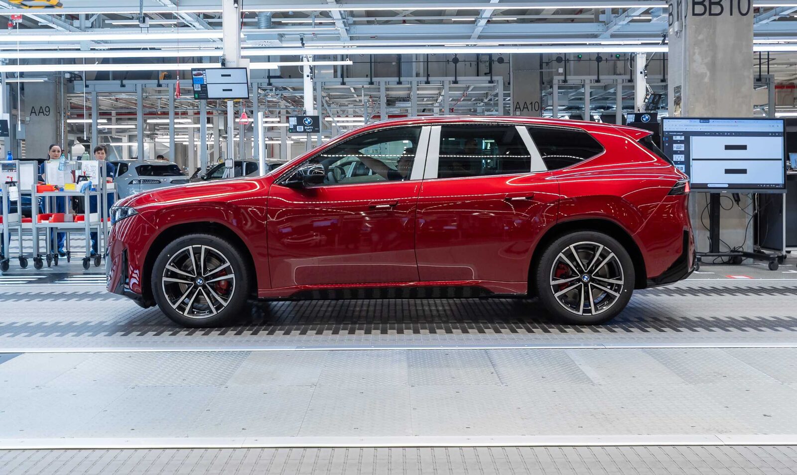 BMW iX3 i sidoprofil på löpande bandet i monteringshallen på BMW Group Plant Debrecen