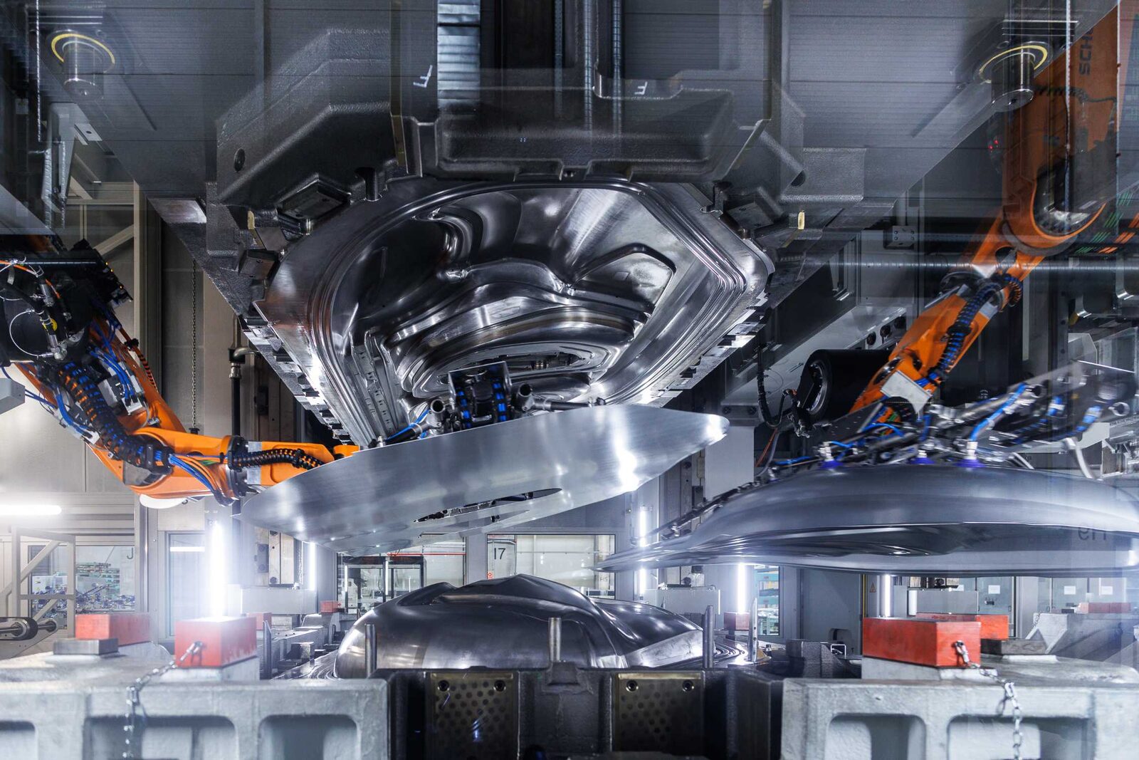 Robotstyrd pressverkstad på BMW Group Plant Debrecen formar karossdelar