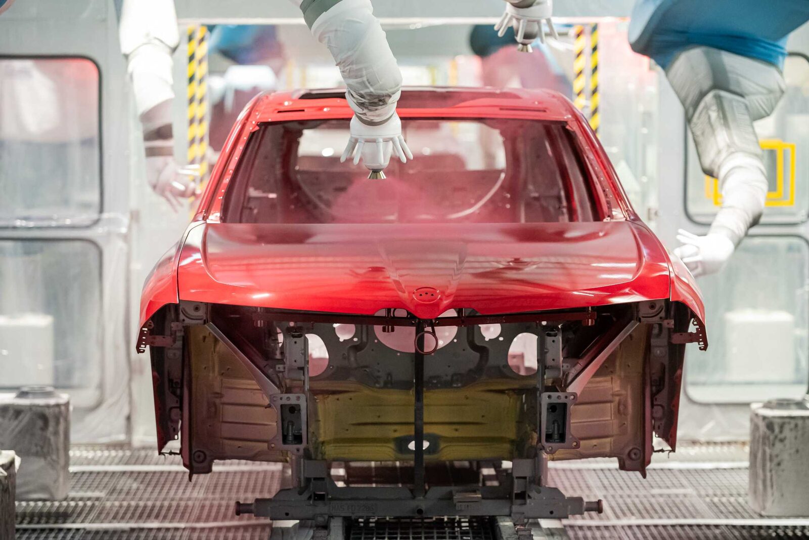 BMW-kaross lackerad i Fire Red Metallic i lackverkstaden i Debrecen