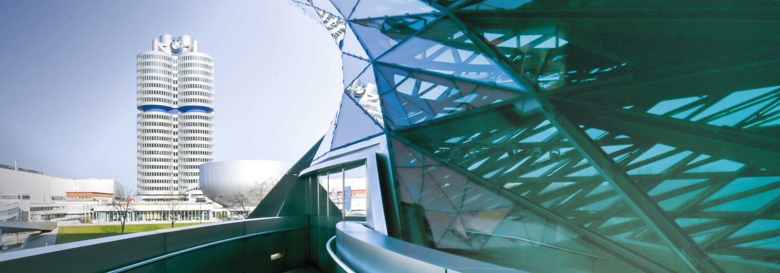 BMW Group huvudkontor — Vierzylinder-tornet och BMW Welt i München