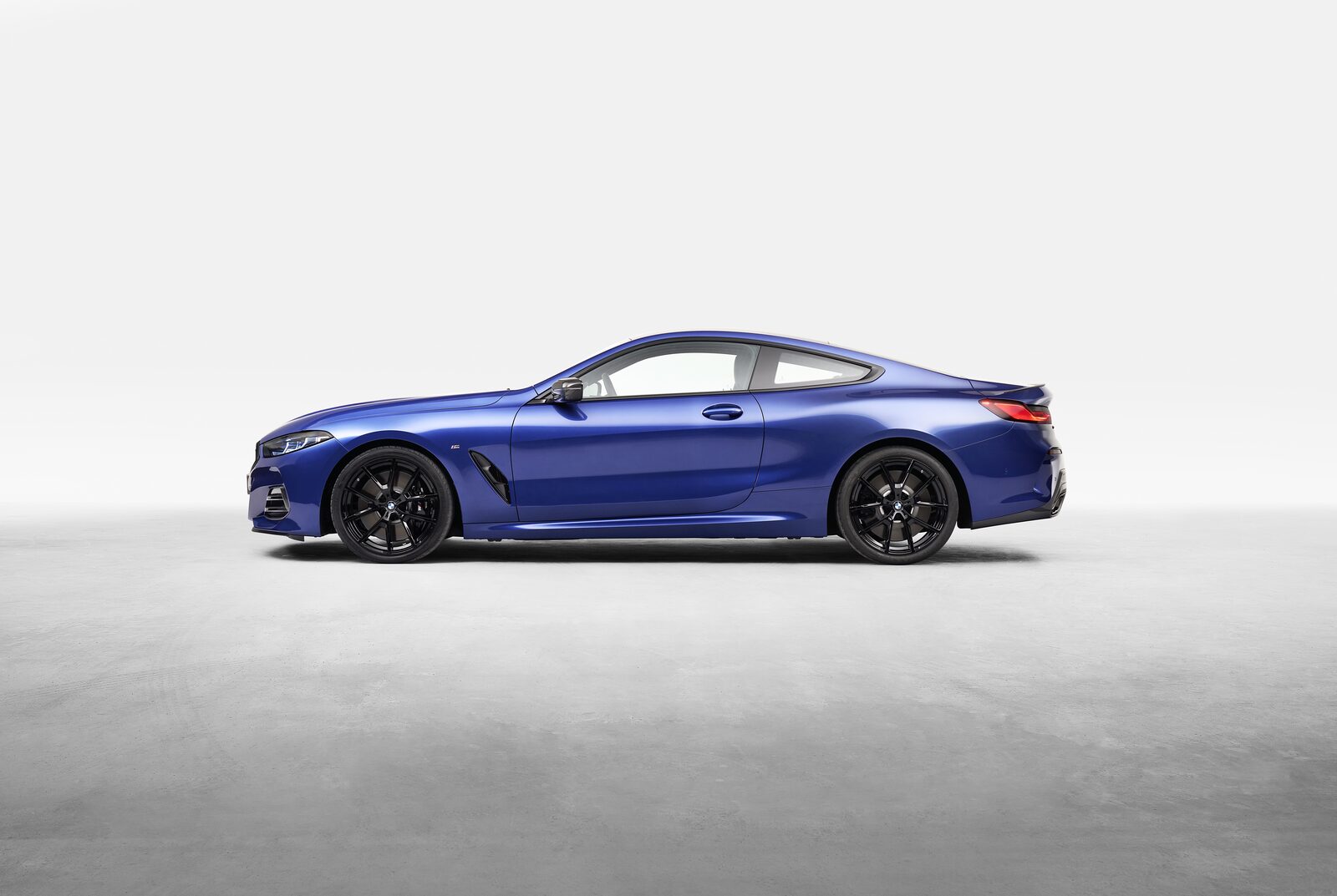 BMW M850i xDrive Coupé i blått, sedd rakt från sidan
