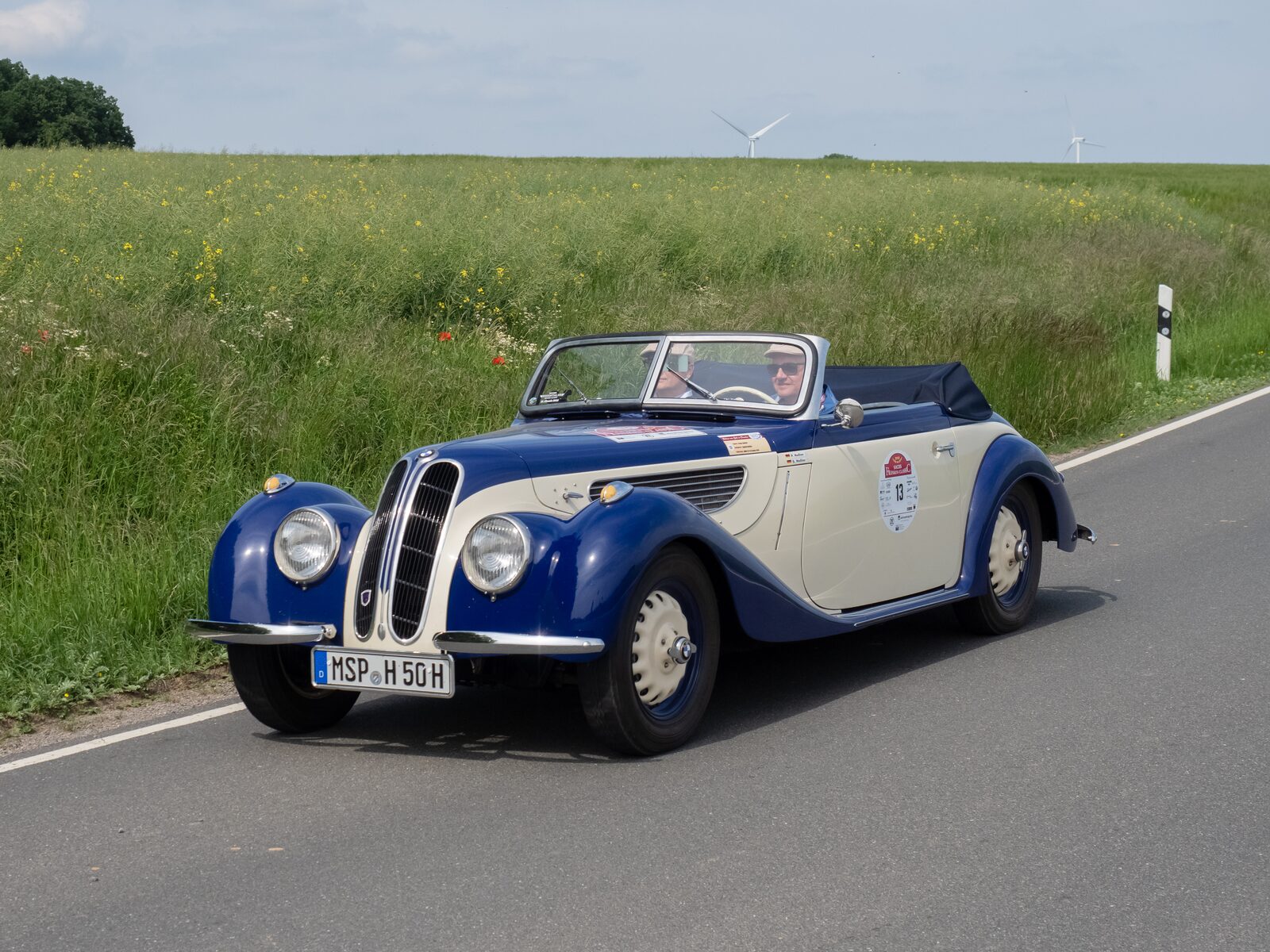 BMW 327 Cabriolet i blått och vitt på en lantväg