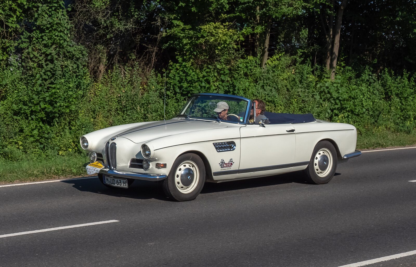 Vit BMW 503 Cabriolet med nedfälld sufflett