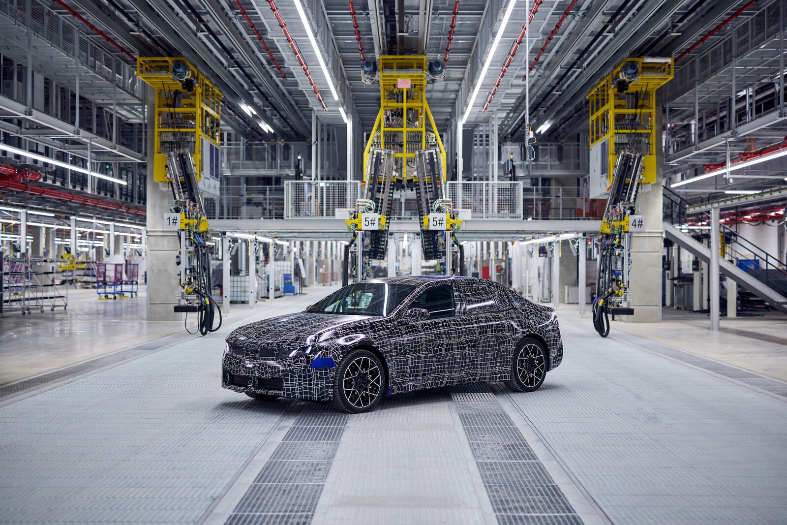 Kamouflerad BMW i3 i den ombyggda monteringshallen på BMW-fabriken i München