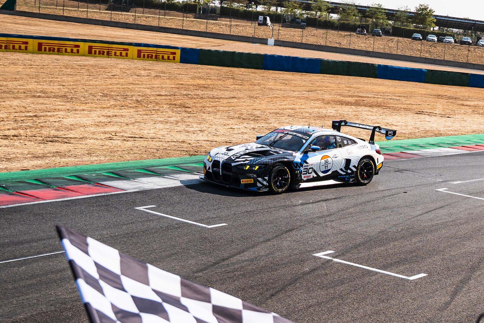 BMW M4 GT3 EVO nummer 30 från Team WRT i action på Magny-Cours