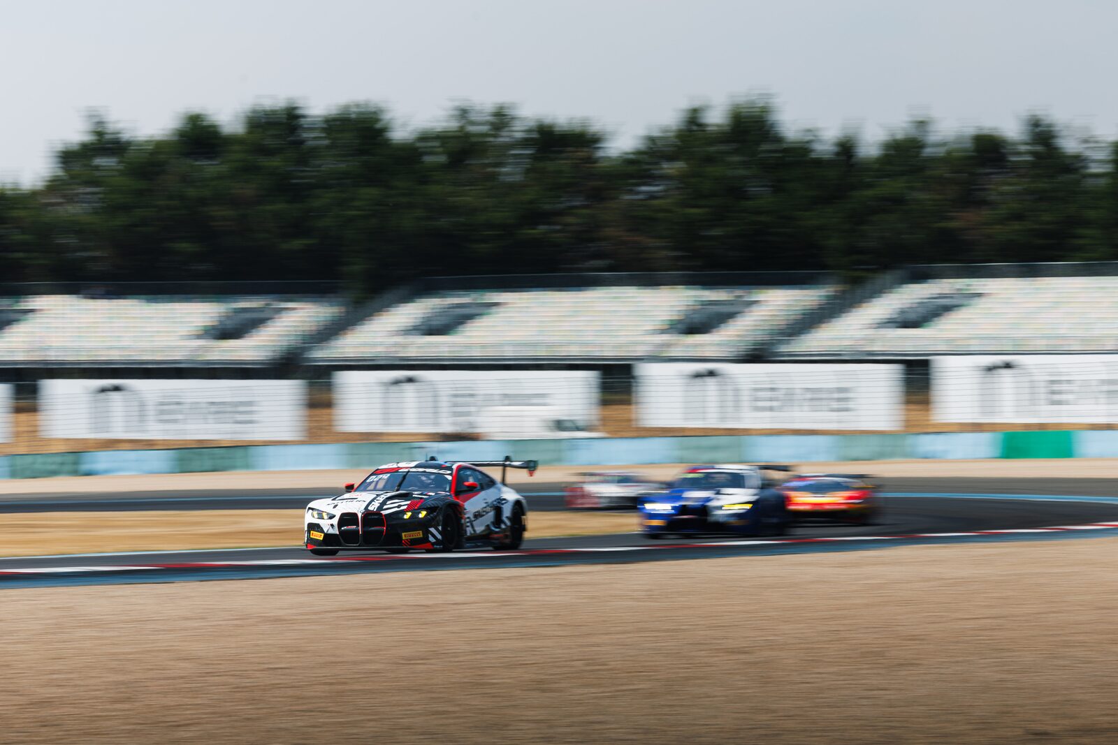 BMW M4 GT3 EVO nummer 32 med Kelvin van der Linde och Charles Weerts