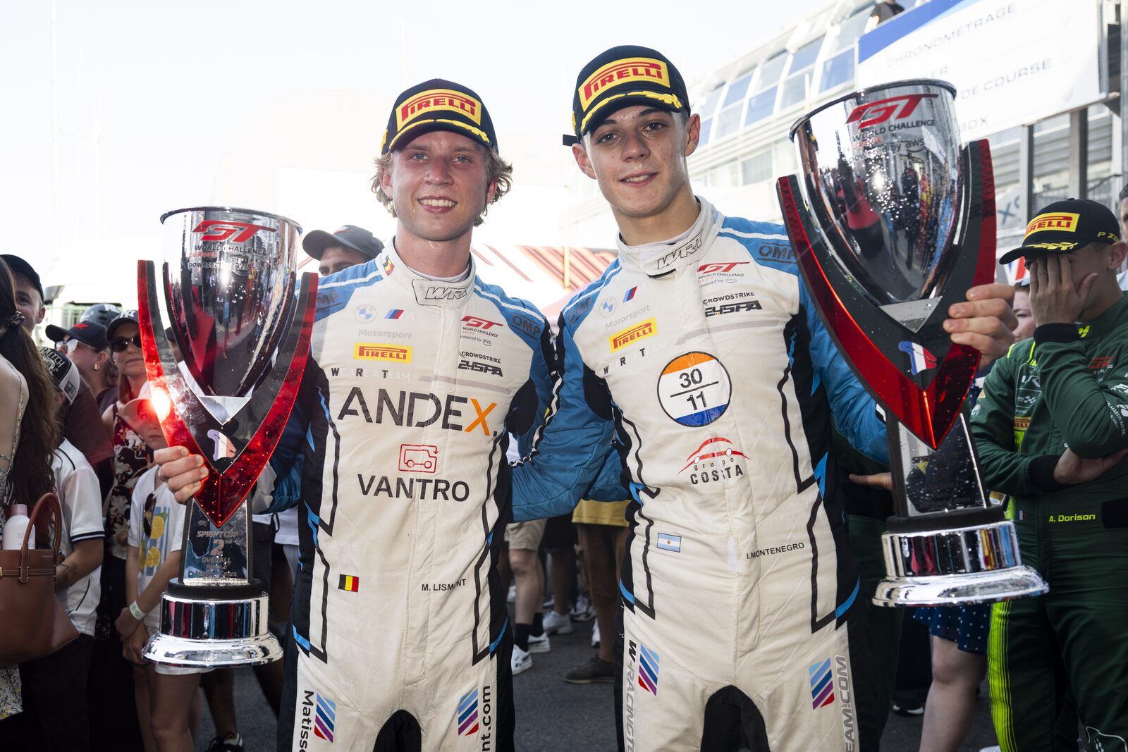 BMW M4 GT3 EVO nummer 30 i kurva på Magny-Cours