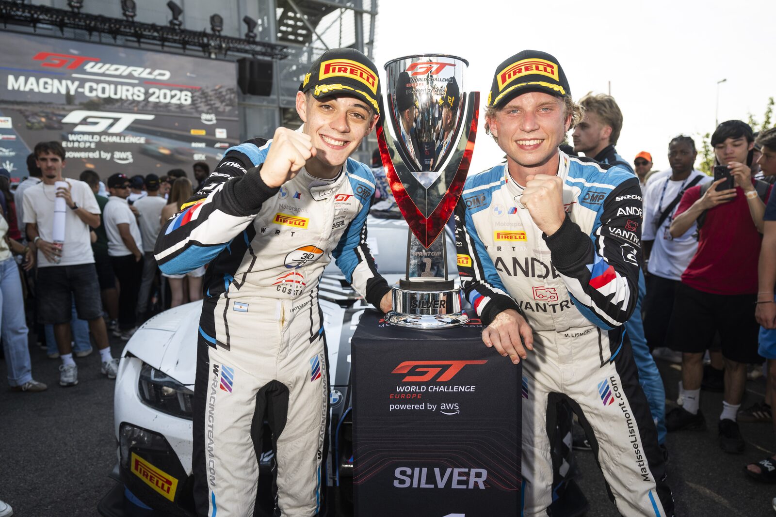 BMW M4 GT3 EVO nummer 30 på raksträcka i Magny-Cours