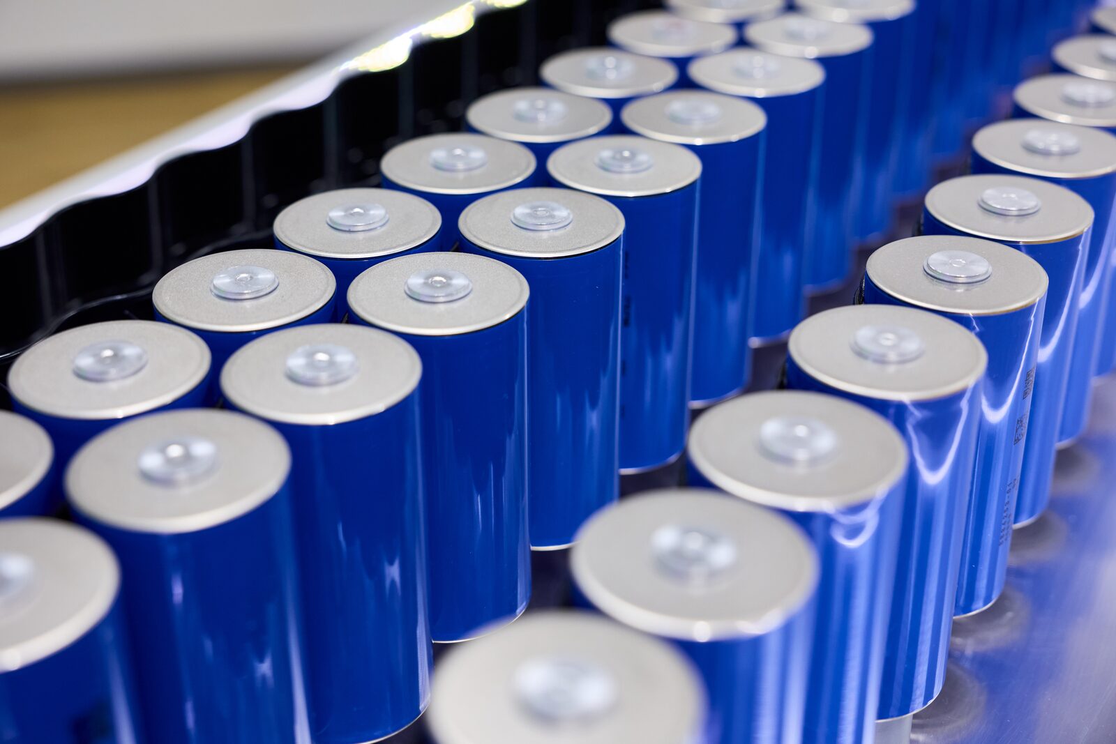 Rader av blå cylindriska Gen6-battericeller i högvoltsbatteritillverkningen på BMW Group Plant Debrecen