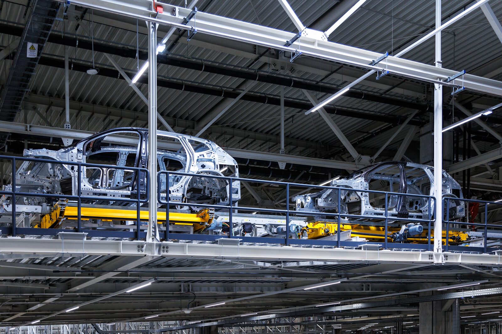 Karosser till BMW iX3 hänger i takbanan ovanför monteringen i BMW Group Plant Debrecen