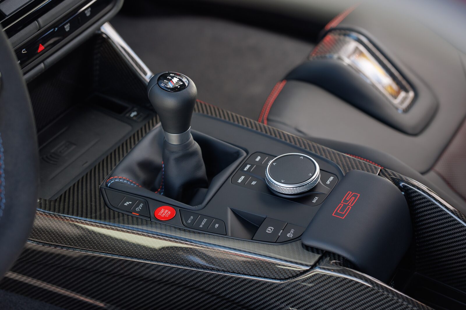 Sexväxlad manuell växelspak med M-färgat växelschema i kolfiberkonsol, BMW M3 CS Handschalter