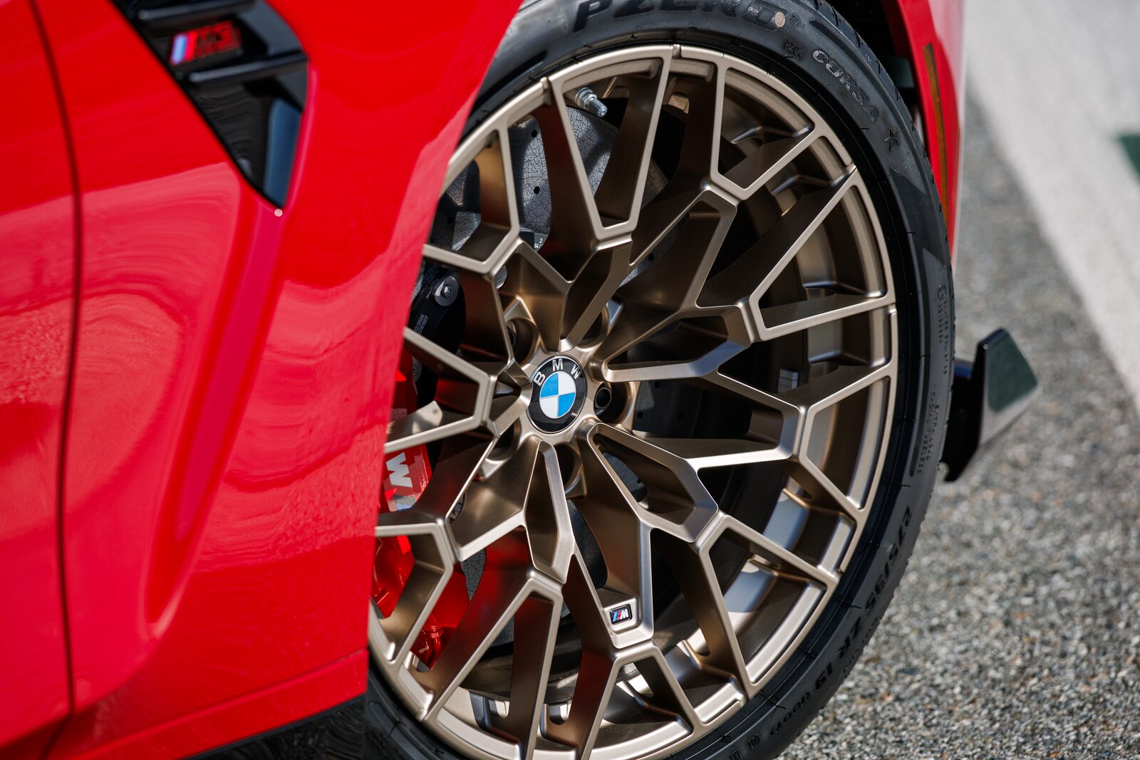 Smidd 927M-fälg i Gold Bronze med röd bromsok på BMW M3 CS Handschalter