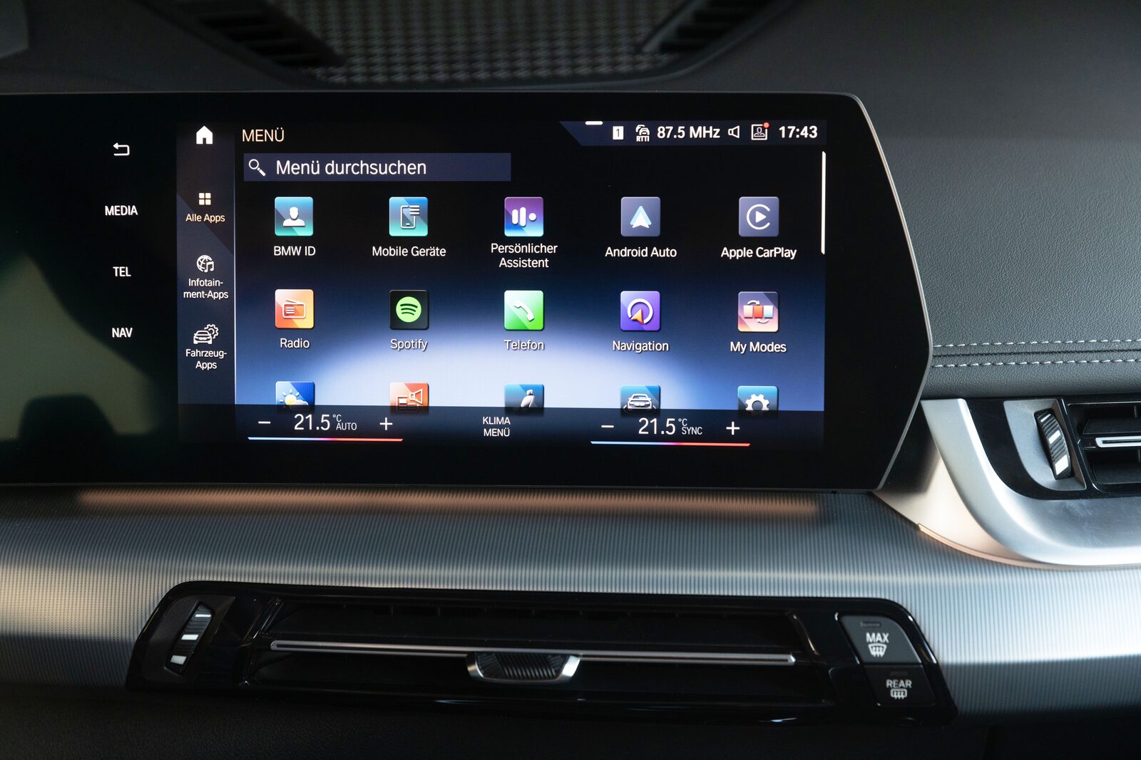 Appmenyn på en BMW iDrive-skärm med rader av appikoner
