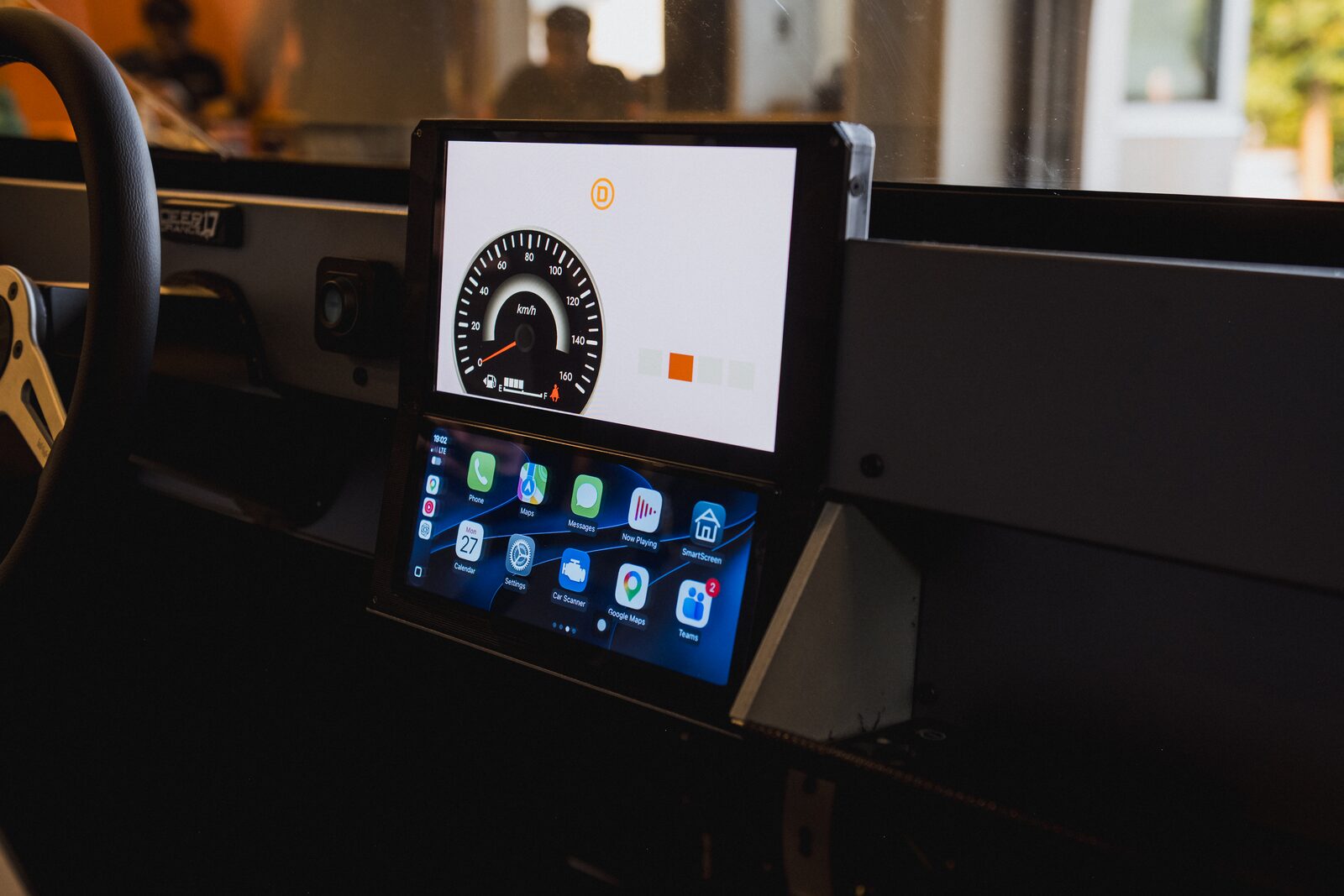 Instrumentdisplayen i Deep Orange 17 med egenutvecklat gränssnitt och Apple CarPlay