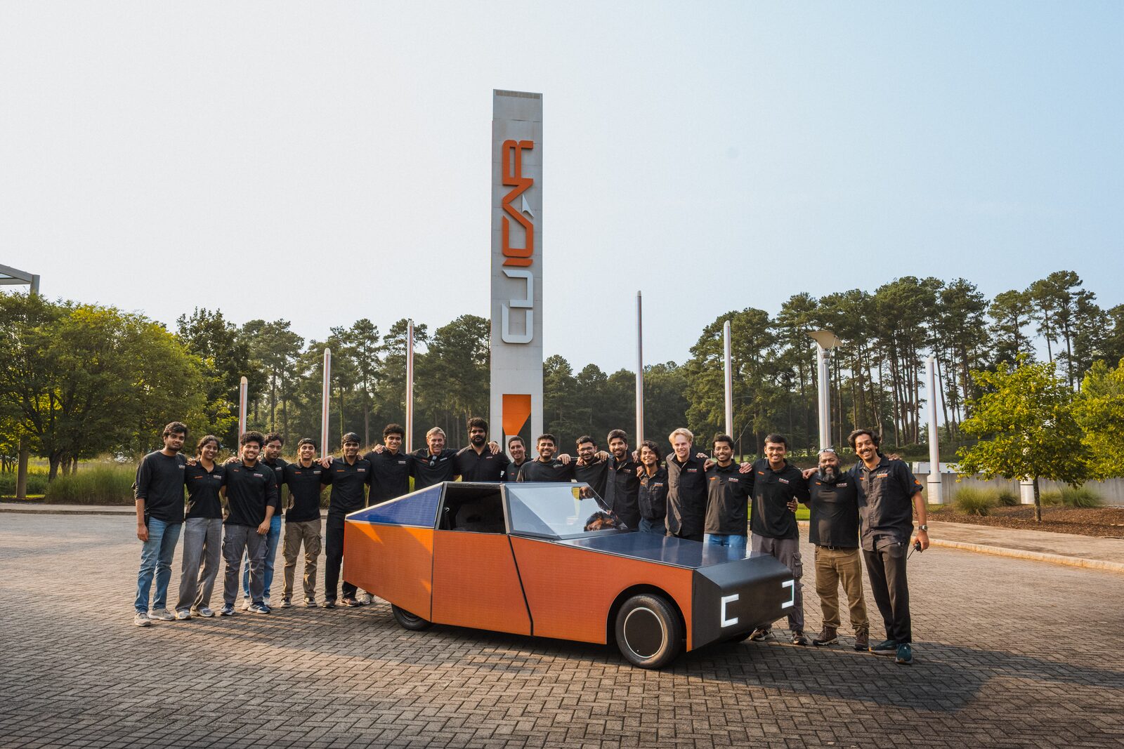 De sexton studenterna bakom Deep Orange 17 samlade runt bilen på CU-ICAR