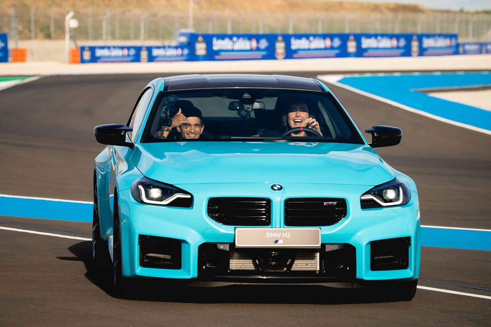 BMW M2 med M xDrive i Borusan Turkish Blue på bana