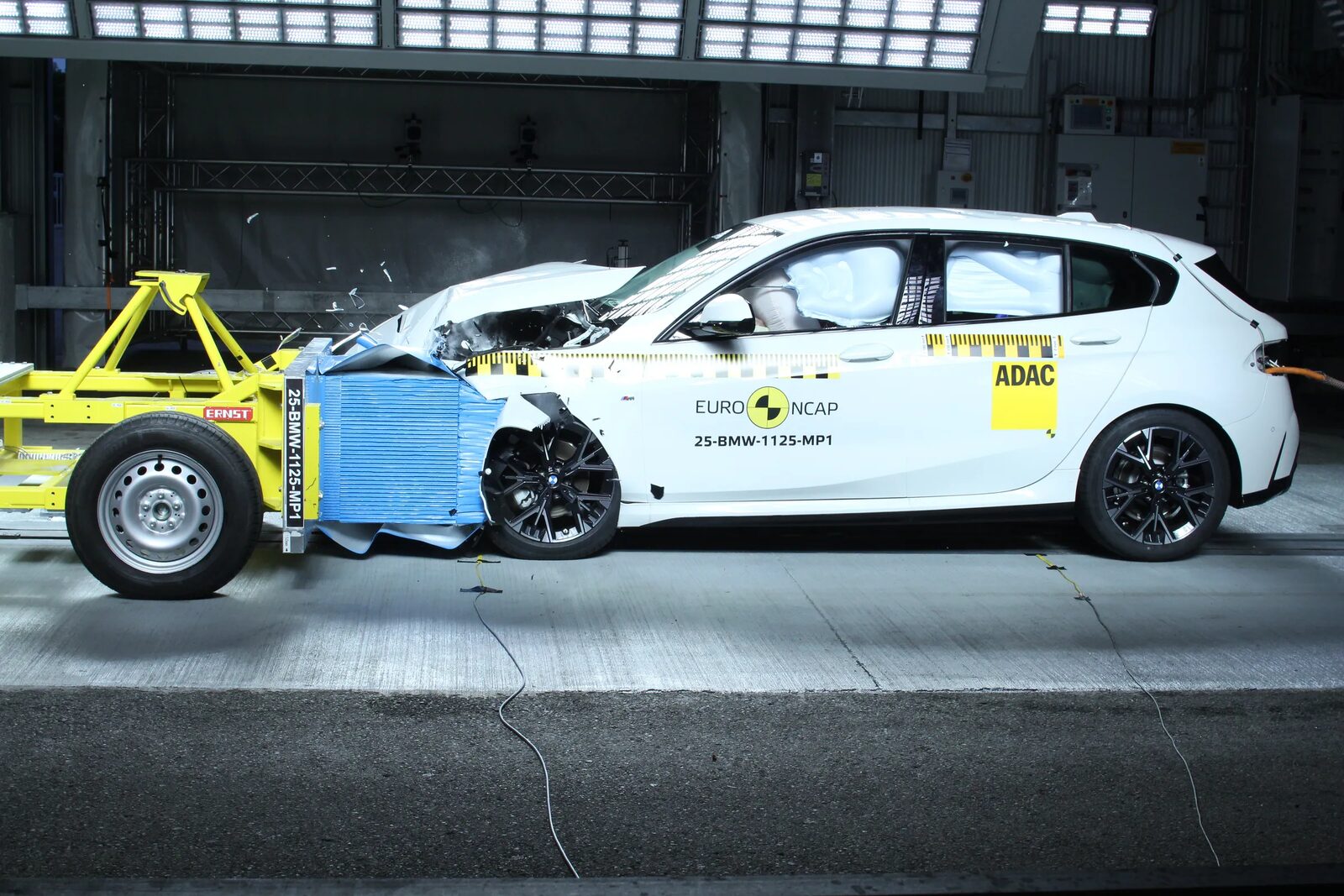 BMW 1-serie under Euro NCAP:s frontalkrocktest med förskjuten barriär (MPDB)