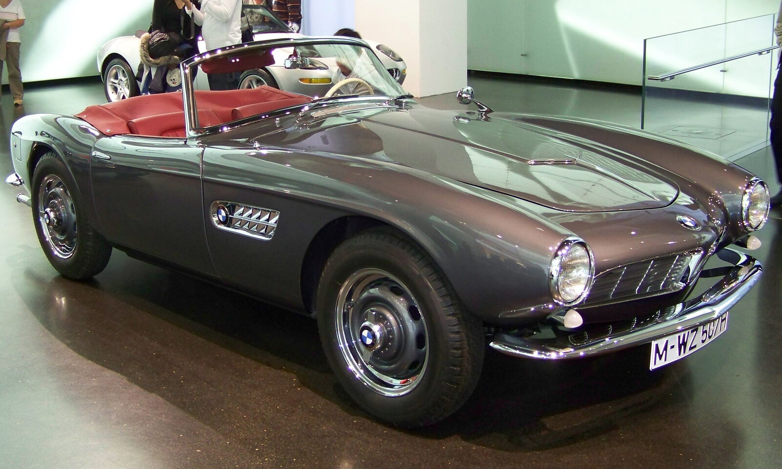 BMW 507 i grått med rött läderinteriör, utställd på BMW Museum i München