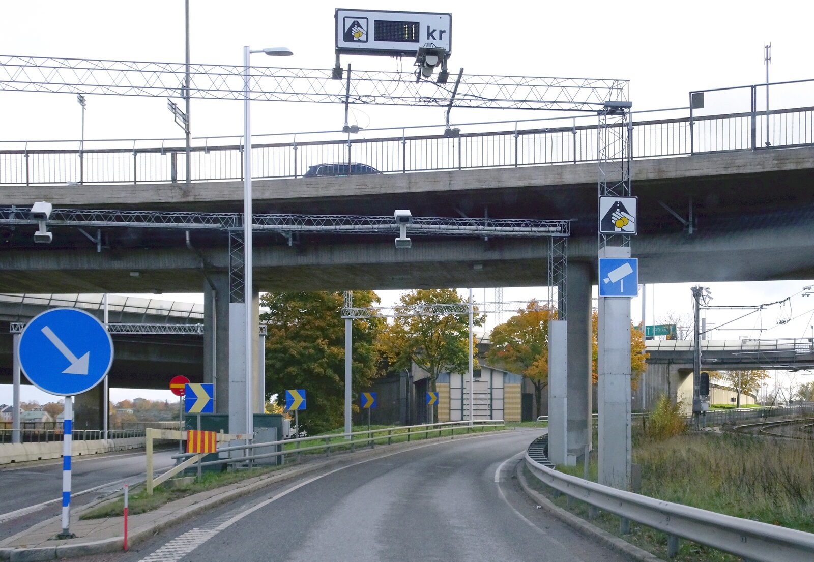 Betalstation för trängselskatt vid Stora Essingen i Stockholm, med digital prisskylt som visar 11 kronor