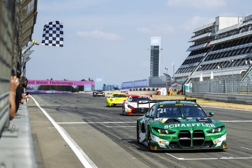 Marco Wittmanns gr&ouml;na Schaeffler BMW M4 GT3 EVO i fart p&aring; N&uuml;rburgring