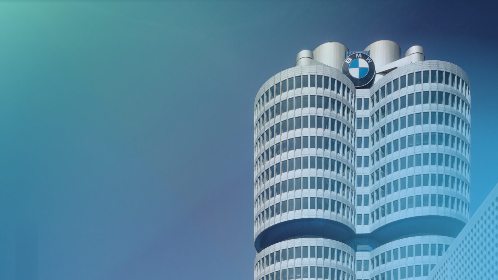 BMW:s huvudkontor i München — den runda fyrcylindern med BMW-emblemet på taket