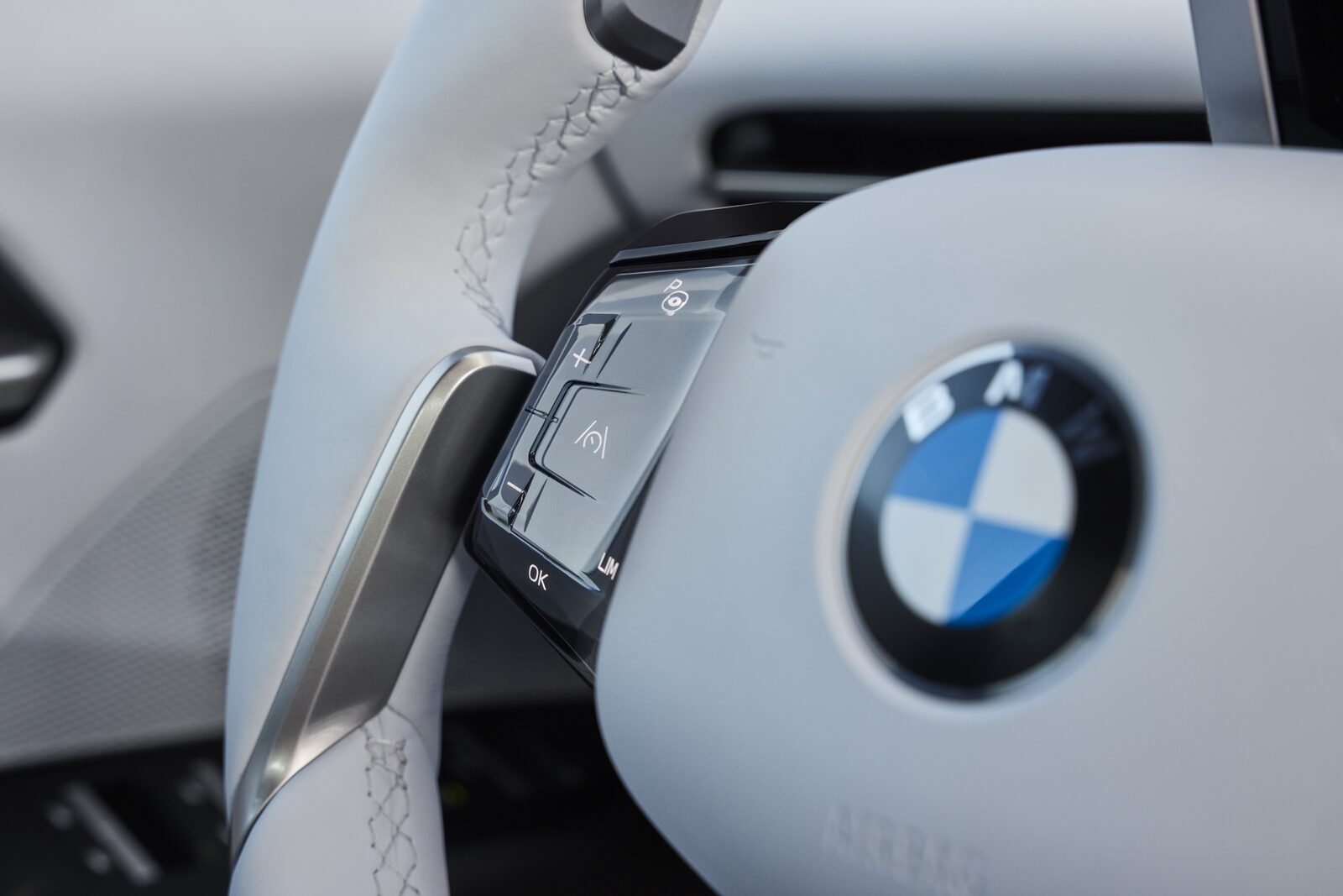 Närbild på ShyTech-knapparna på ratten i BMW iX3