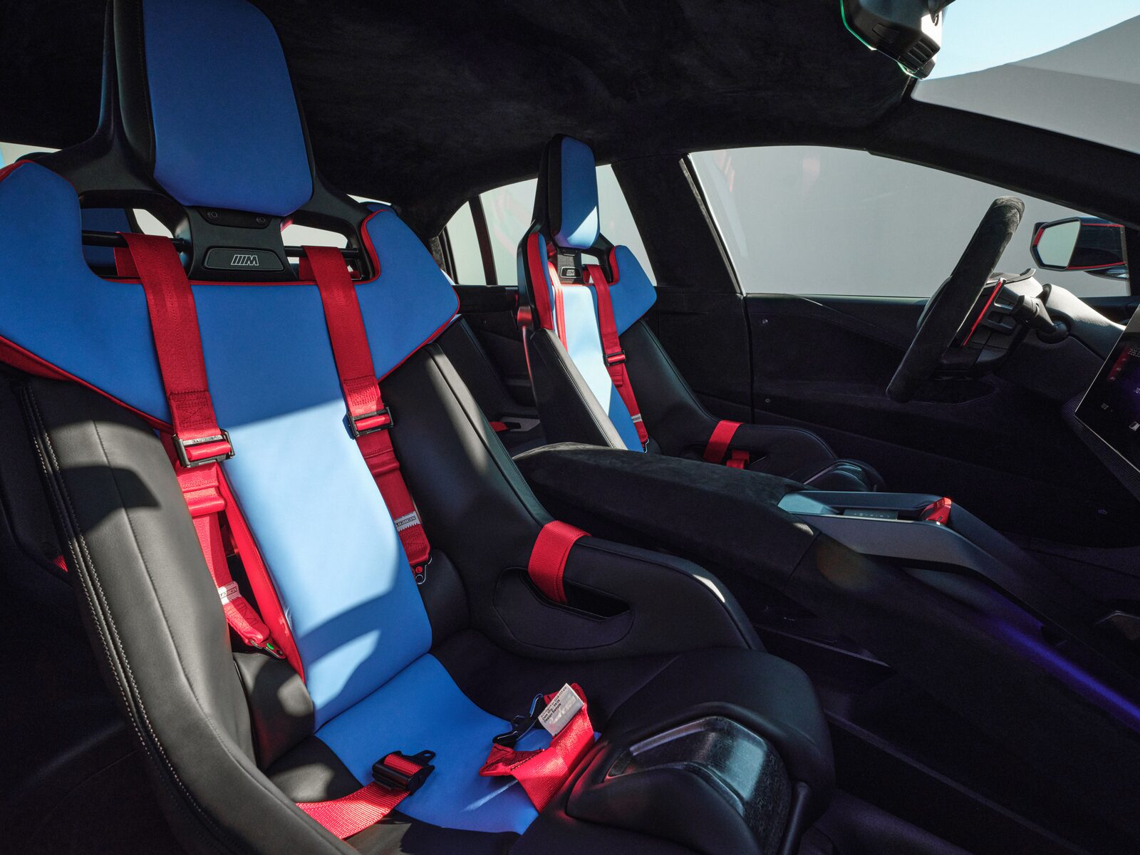 Interiören i BMW M Concept Neue Klasse med skalstolar klädda i blått och rött