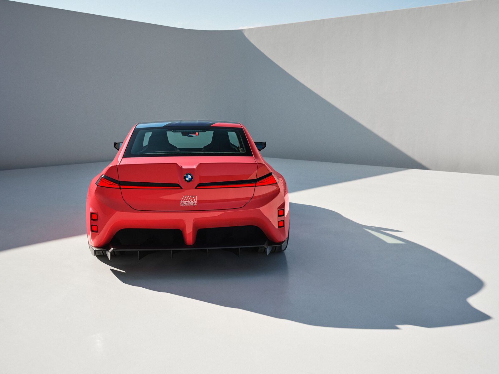 BMW M Concept Neue Klasse sedd bakifrån med diffusor och genomgående ljuslist