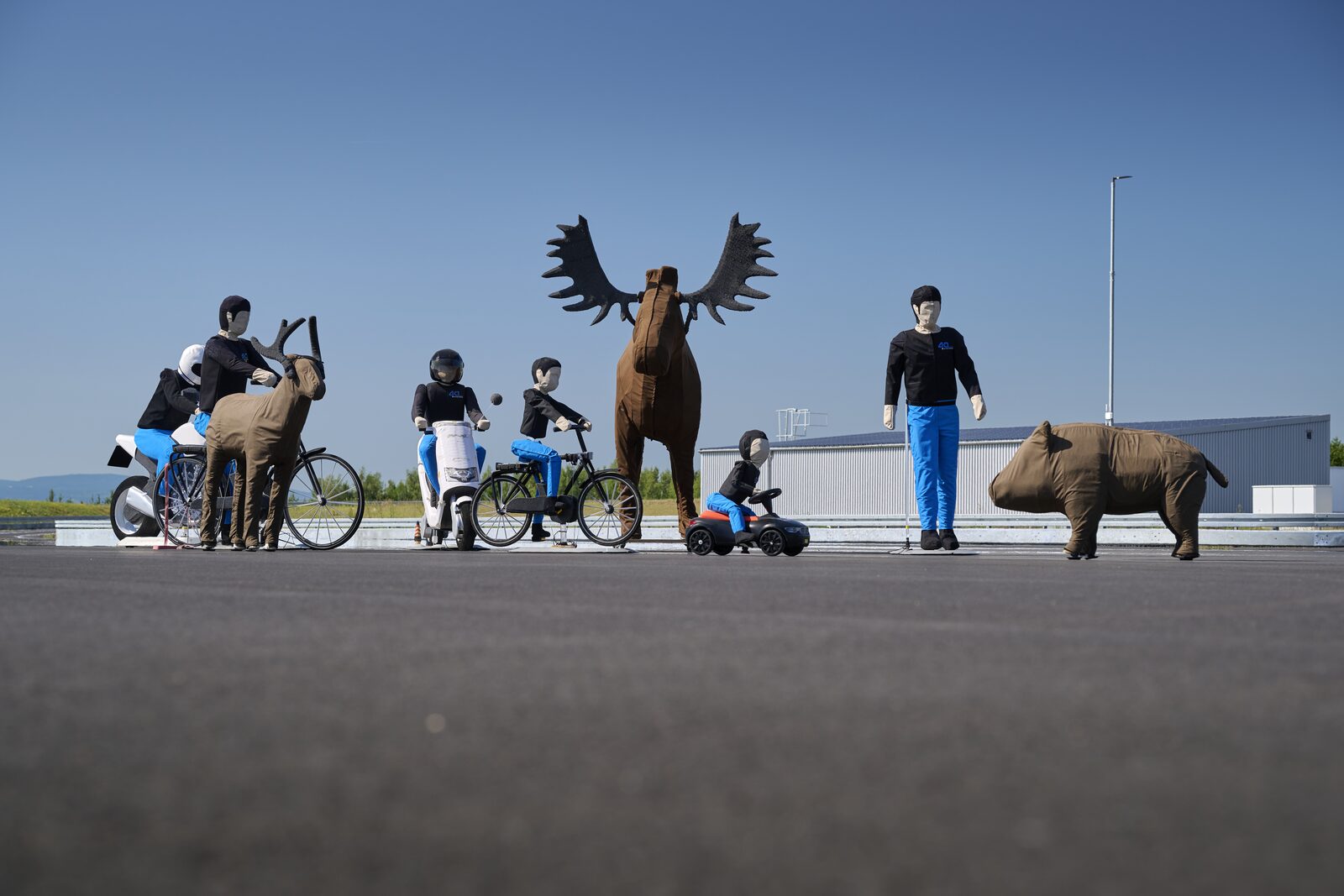 Attrapper av älg, vildsvin, rådjur, cyklister och barn uppställda på asfalten i BMW:s testanläggning