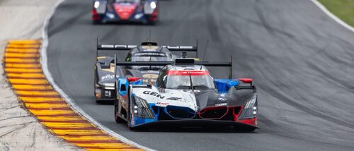 BMW M Hybrid V8 leder ett f&auml;lt racerbilar genom en kurva p&aring; Road America