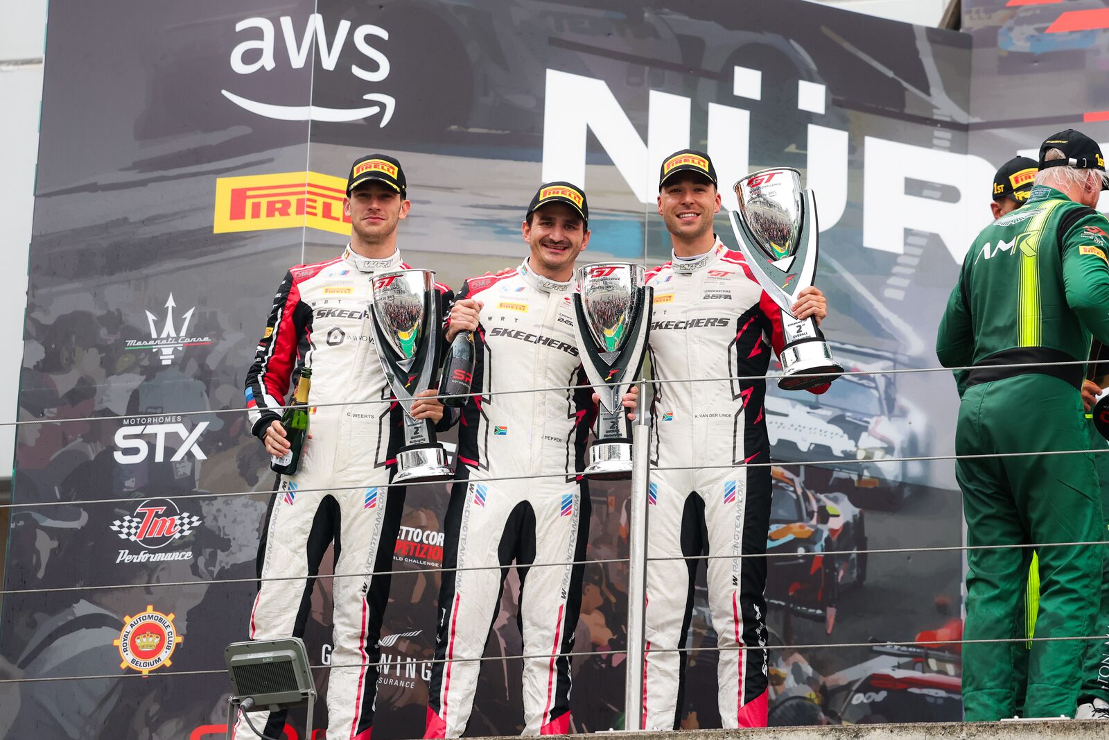 Kelvin van der Linde, Charles Weerts och Jordan Pepper på prispallen med pokaler framför Nürburgring-skylten