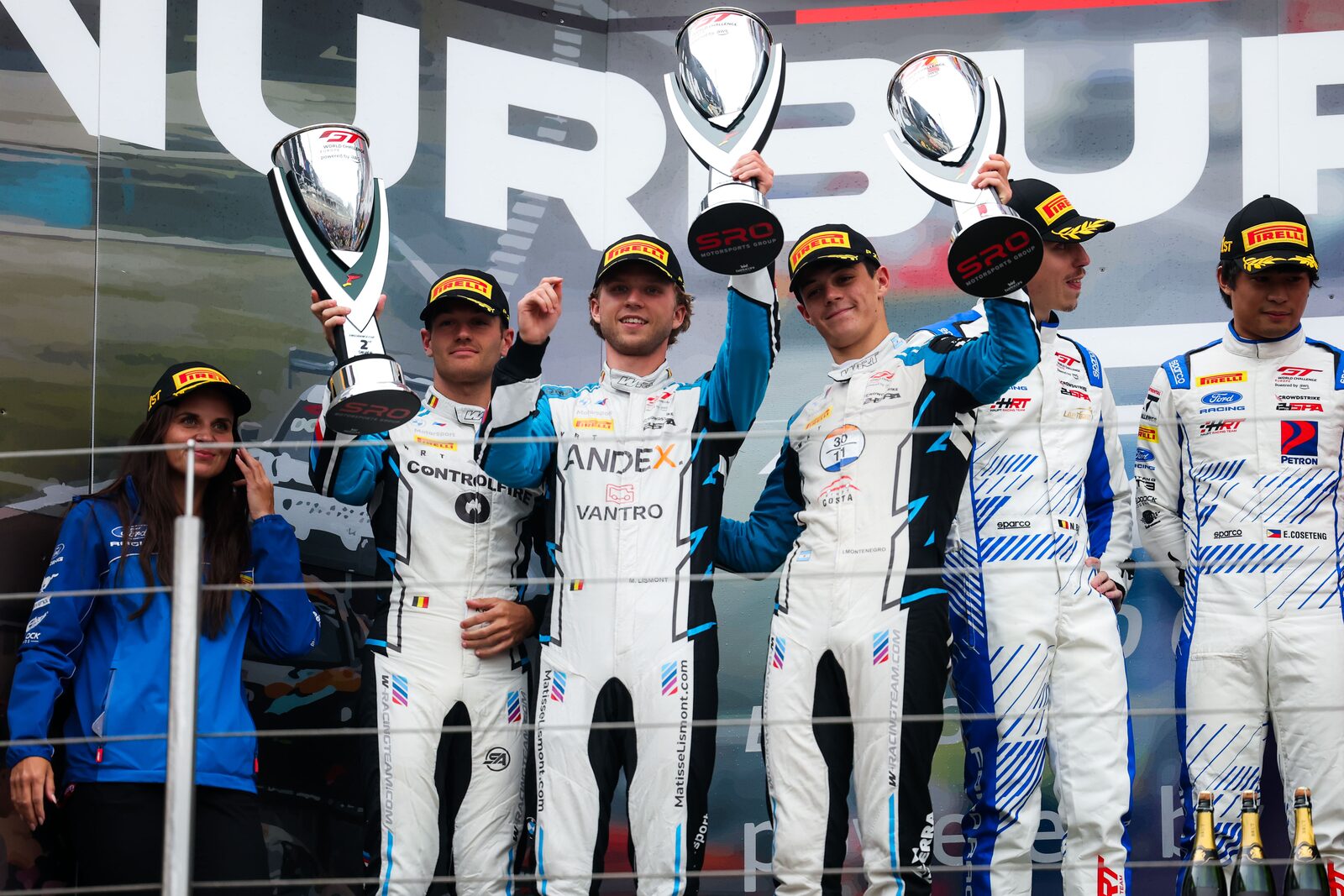 Matisse Lismont, Ignacio Montenegro och Amaury Cordeel med pokaler på Silver Cup-pallen vid Nürburgring