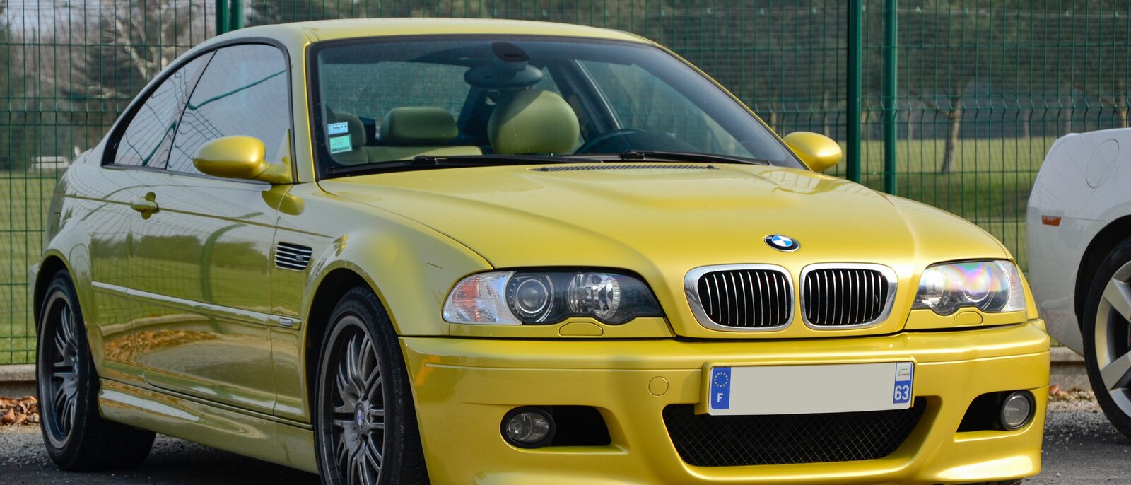 BMW E46 M3 i Phoenix Yellow sedd snett framifrån med M-fälgar och sidogaller