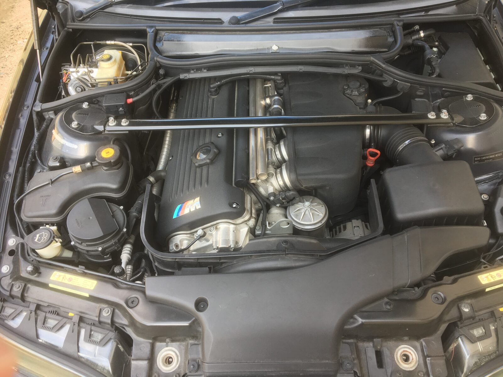 Motorrummet i en BMW E46 M3 med S54B32-motorns kåpa och insugssystem