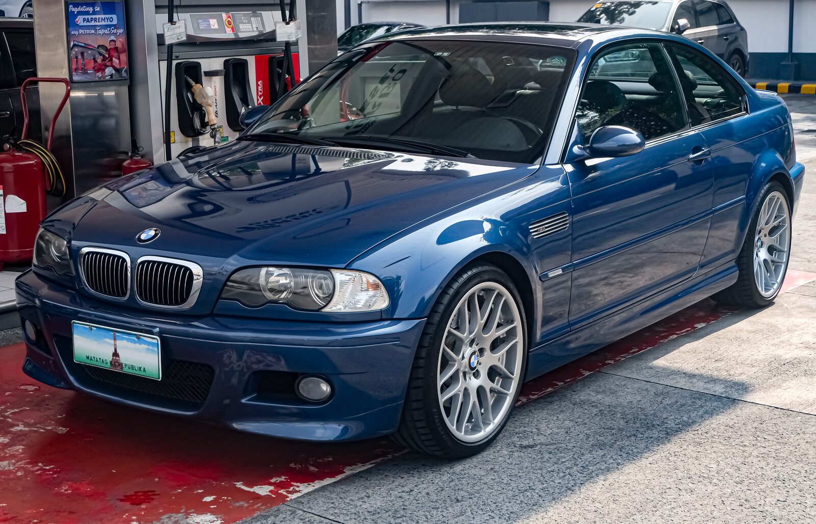 BMW E46 M3 i Interlagos Blue sedd snett framifrån med lättmetallfälgar i dubbelekermönster