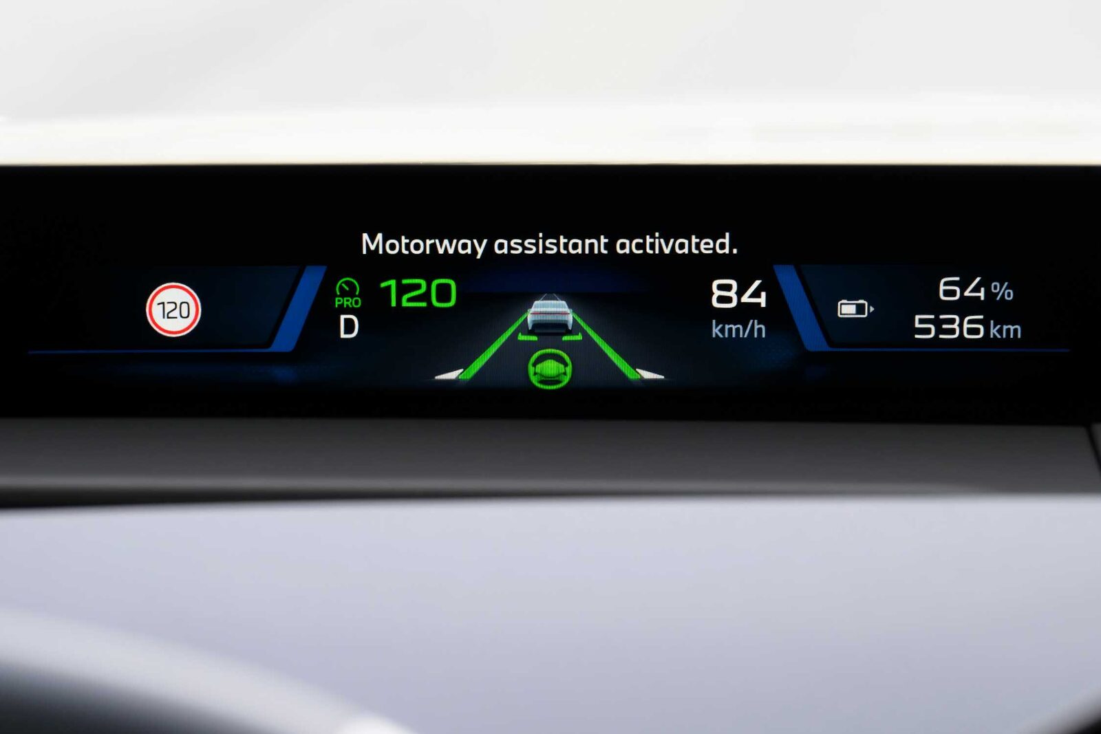 Instrumentpanelen i en BMW iX3 visar meddelandet Motorway assistant activated med grön körfältsmarkering
