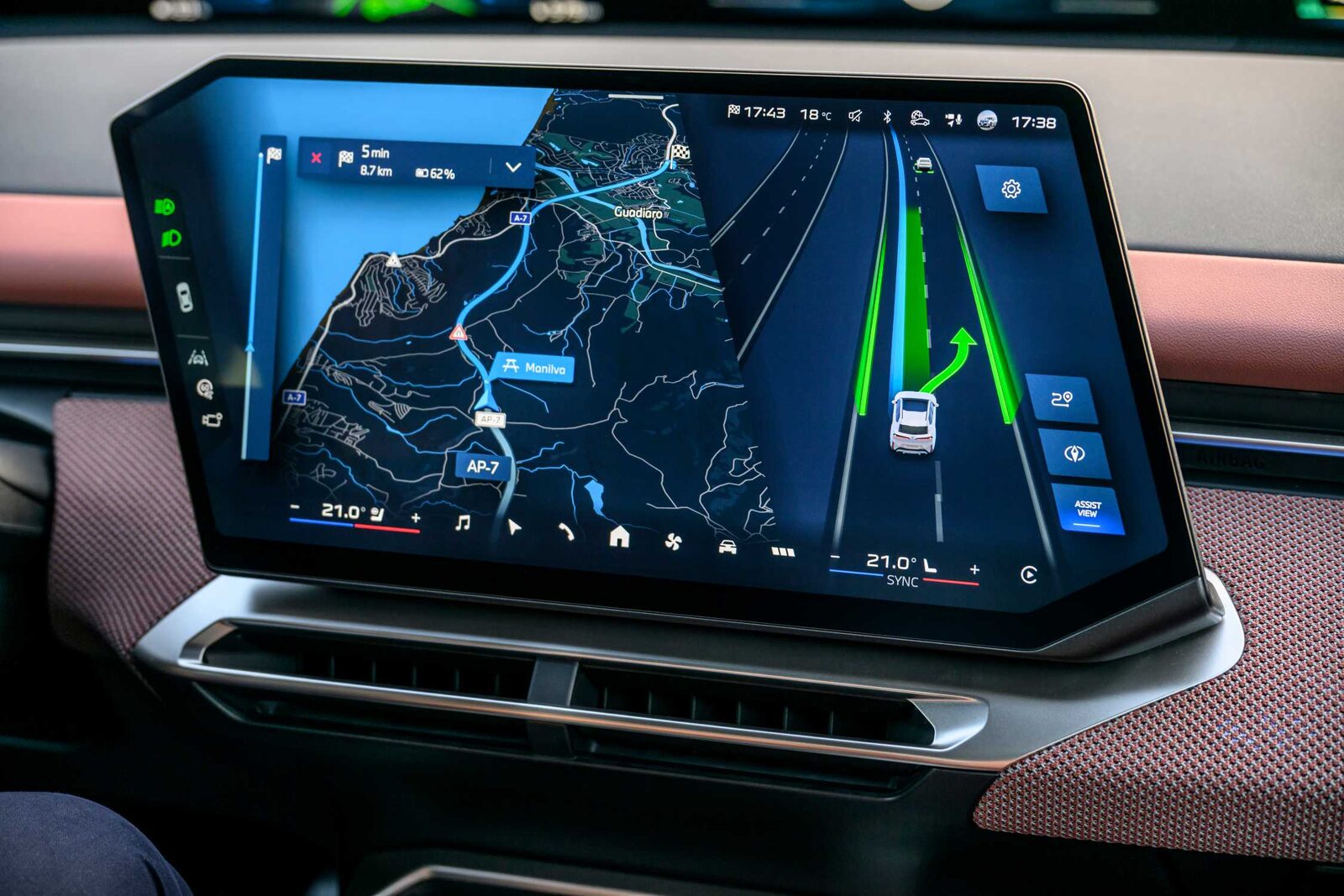 Assist View i en BMW iX3 föreslår ett filbyte med en grön pil åt vänster på centerdisplayen