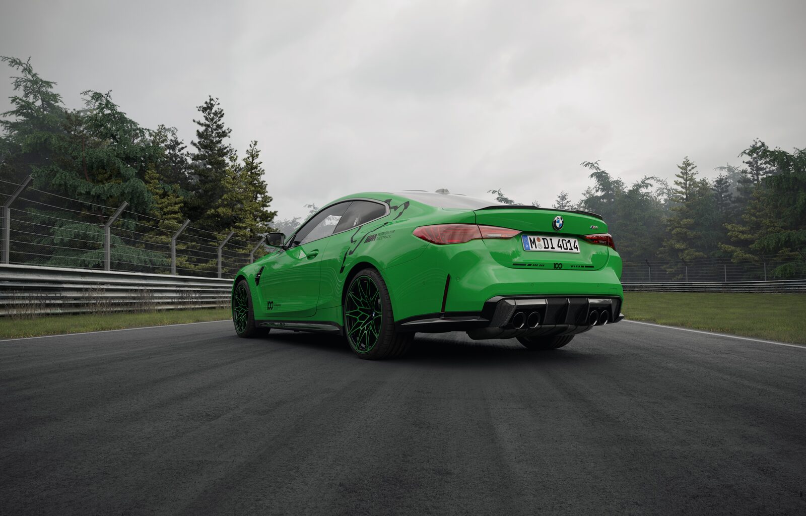 BMW M4 Coupé i Nürburgring Green snett bakifrån med M-grafik och texten Born on the Racetrack på sidan