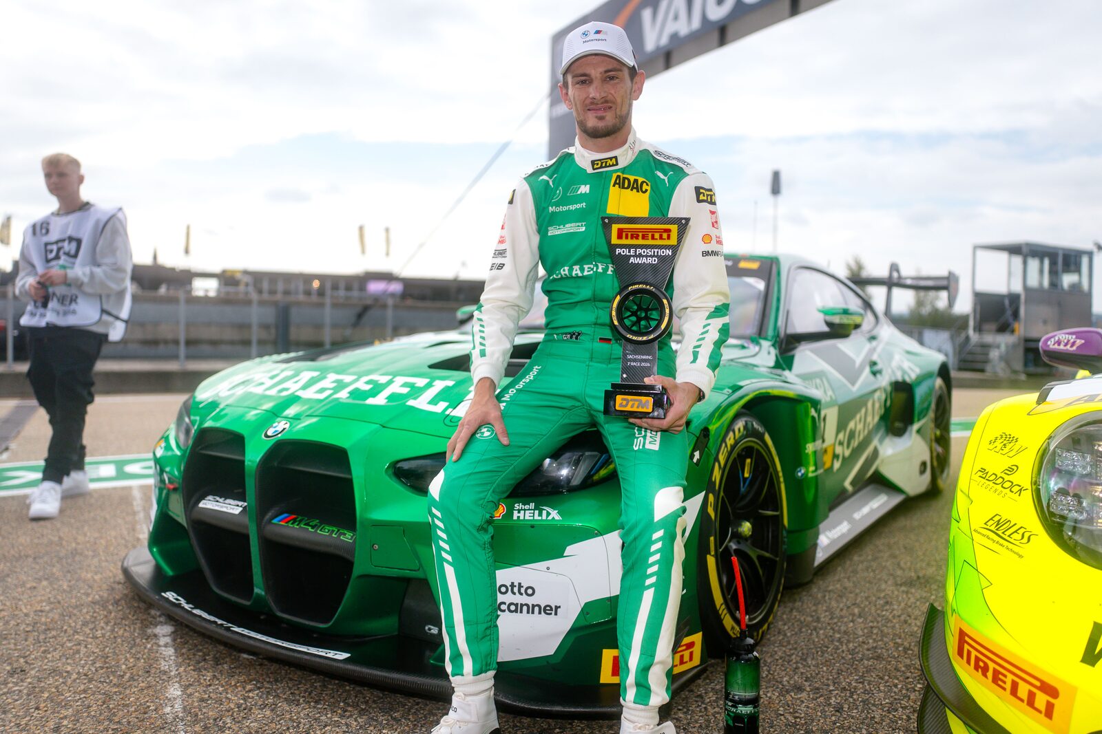 Marco Wittmann sitter på nosen av den gröna BMW M4 GT3 EVO:n i parc fermé efter segern