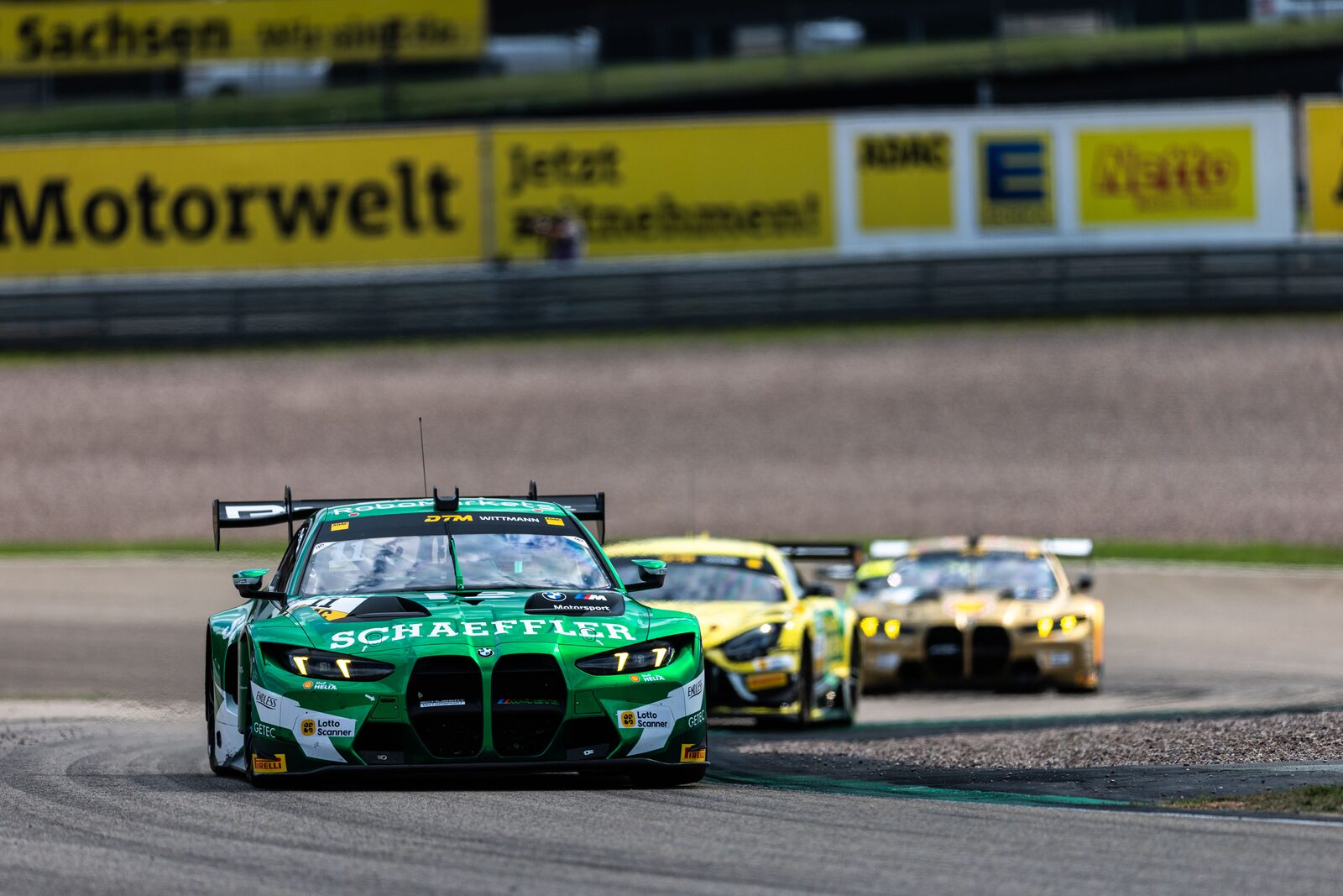 Den gröna Schaeffler-BMW:n leder ett fält av GT3-bilar genom en långdragen högerkurva på Sachsenring