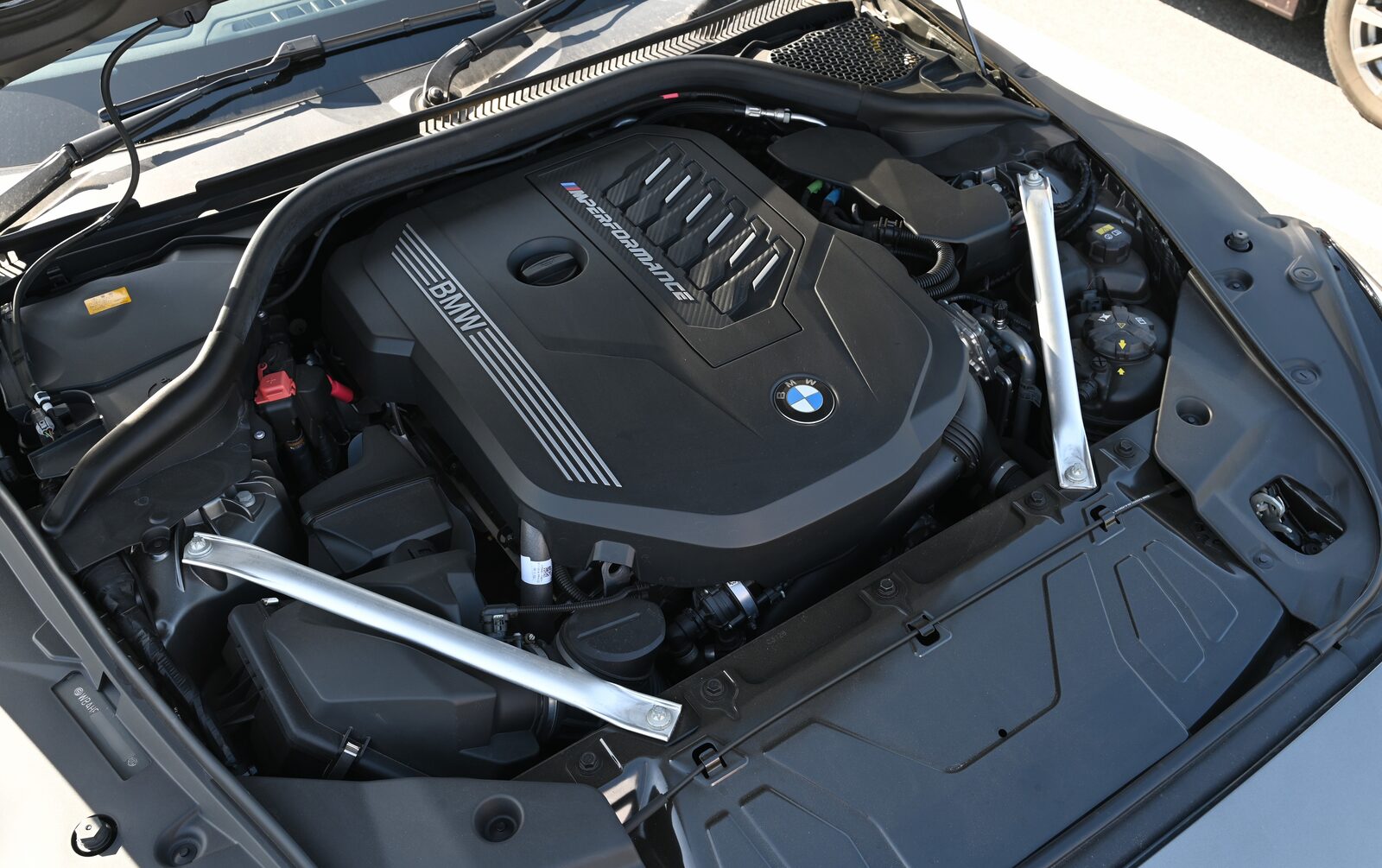 Motorrummet i en BMW Z4 M40i med B58-motorns svarta TwinPower Turbo-kåpa och ett silverfärgat fjäderbensstag tvärs över