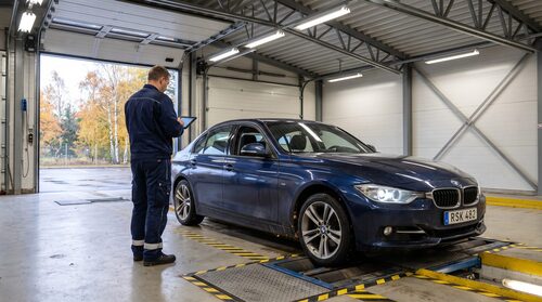 SOS-knappen i din BMW tystnar — nu stryks eCall ur besiktningen