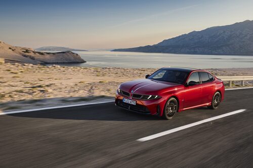 Miniatyr: Röd BMW M350 xDrive snett framifrån i fart på kustväg