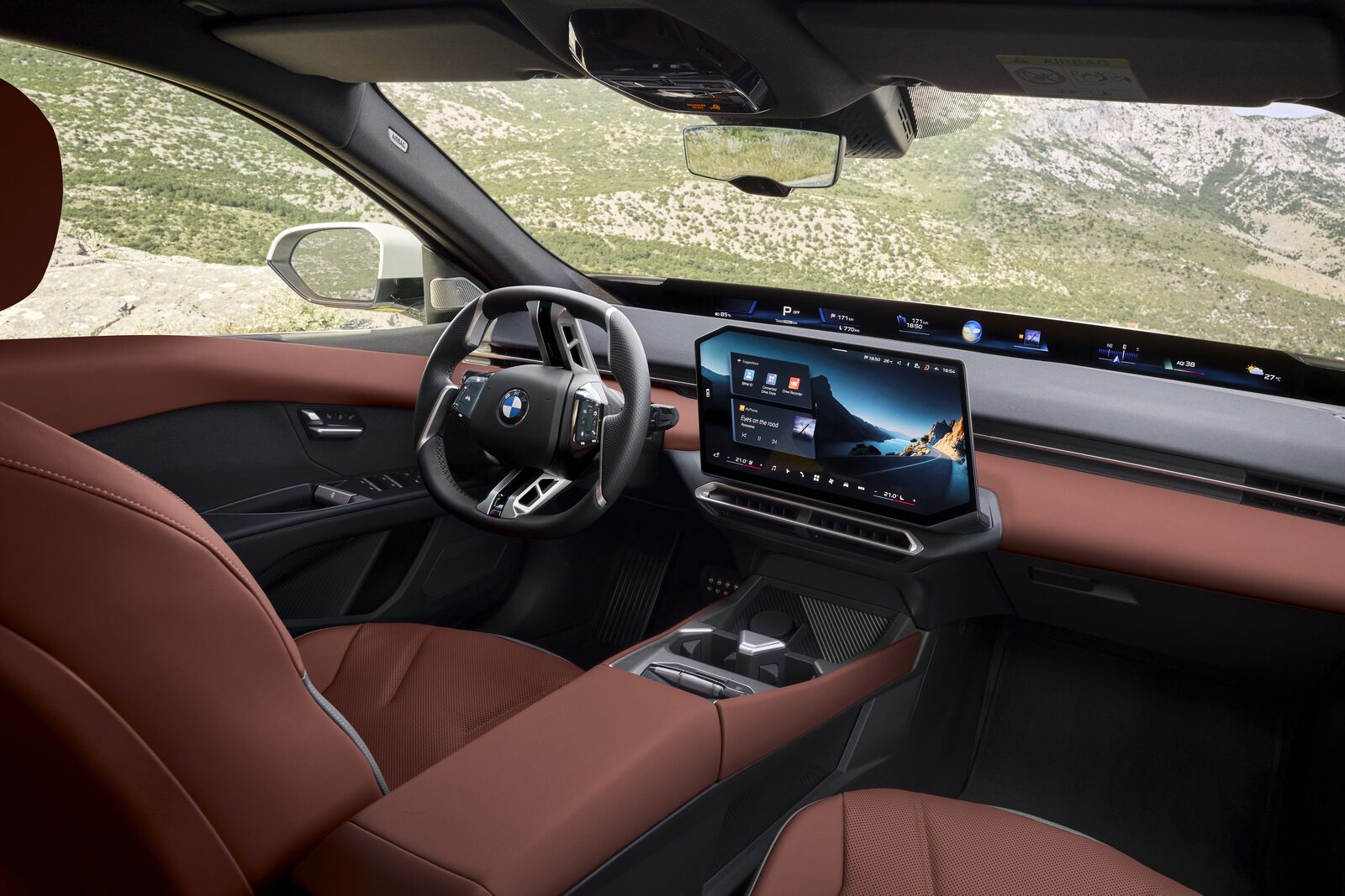 Interiör i nya BMW 3-serien med rödbrun klädsel, snedställd mittskärm och Panoramic Vision under vindrutan
