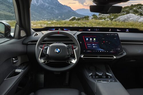 Miniatyr: Förarplatsen i nya BMW 3-serien med ny ratt och mittskärm vinklad mot föraren